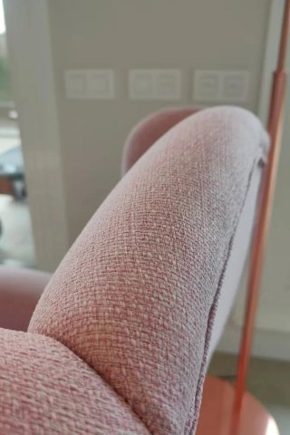 Sillón rosa de tela