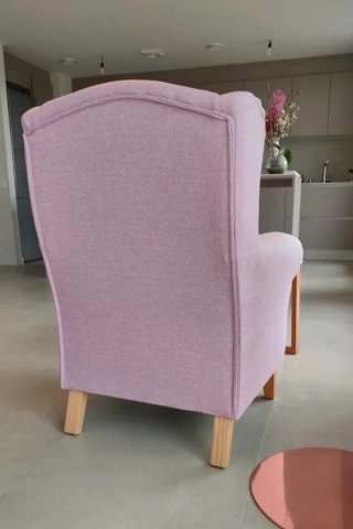 Sillón rosa de tela