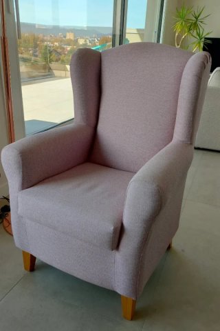 Sillón rosa de tela