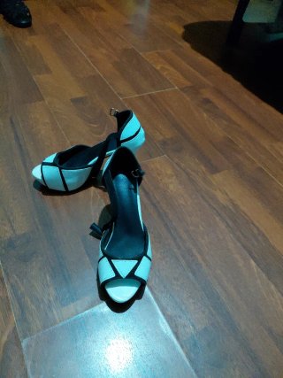 Zapatos de tacón blancos y negros