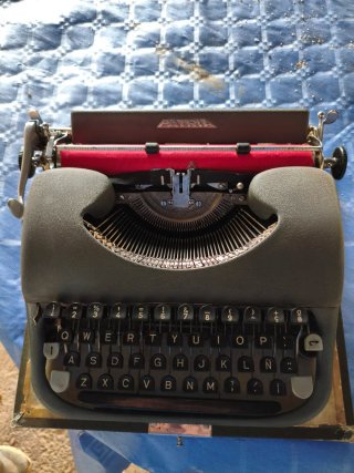 Máquinas de escribir–Olivetti Pluma 22+Patria