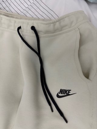 Chaqueta Nike Tech Fleece Crema Negra
