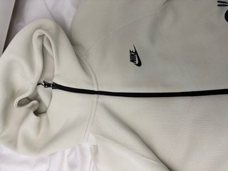 Chaqueta Nike Tech Fleece Crema Negra