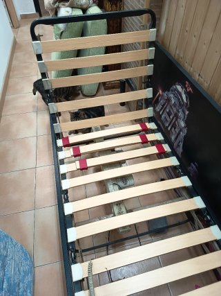 Cama de metal y madera