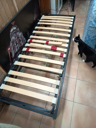 Cama de metal y madera