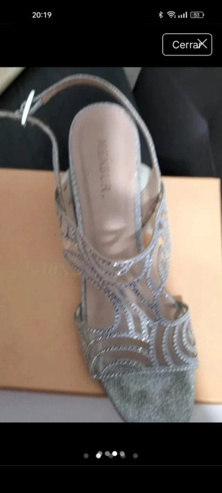 Zapatos de tacón plateados con pedrería