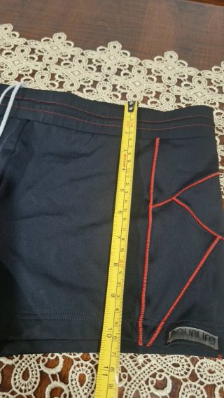 Costume da piscina nero e rosso