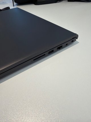 Portátil Dell Vostro 3520