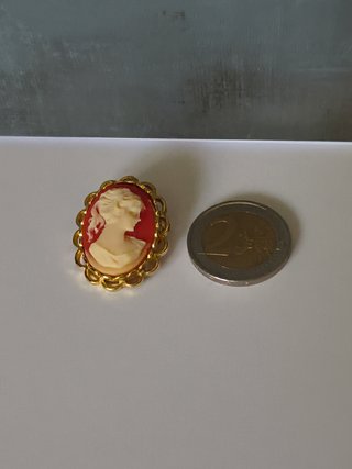 Broche camafeo vintage con marco en tono dorado