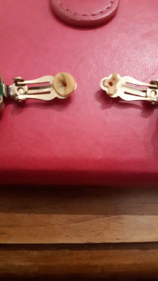 Pendientes antiguos dorados con cristales verdes