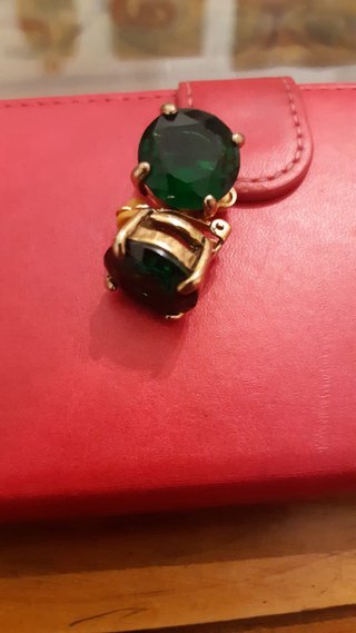 Pendientes antiguos dorados con cristales verdes
