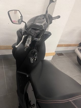 Moto Scooter Negra con Baúl