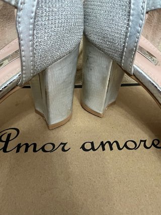 Zapatos de tacón plateados