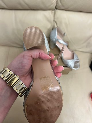 Zapatos de tacón plateados