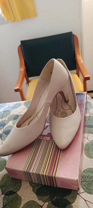 Zapatos de tacón color beige