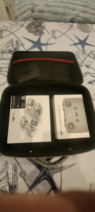 Dron DJI NEO gris y blanco