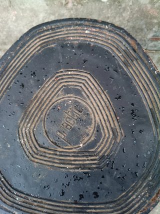 Taburete de hierro negro