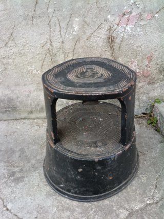 Taburete de hierro negro