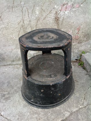 Taburete de hierro negro