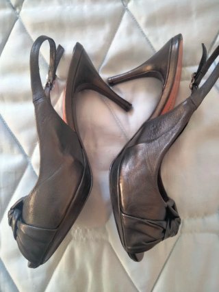 Sandalias negras con tacón de Pedro Miralles.