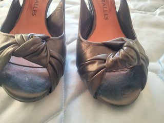 Sandalias negras con tacón de Pedro Miralles.