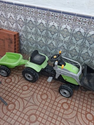 Trattore per bambini verde con rimorchio