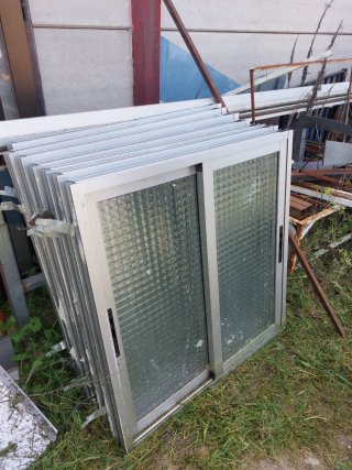 7 Ventanas aluminio con cristal y cierres. 100x100