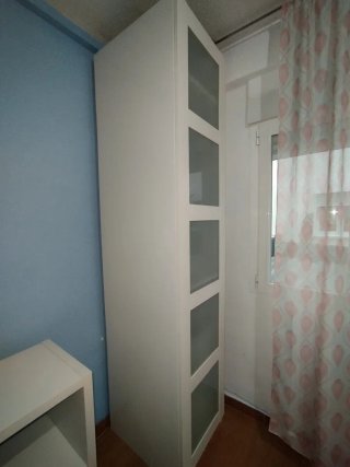 Armario blanco Ikea con puertas de cristal