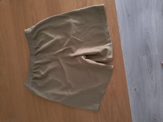 Pantalones cortos casuales beige y champany