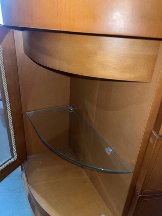 VITRINA CON CRISTAL Y LUZ