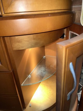 VITRINA CON CRISTAL Y LUZ