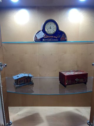 VITRINA CON CRISTAL Y LUZ