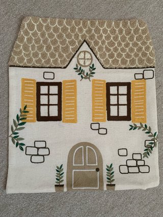 Funda Cojín Bordado Casita 40x35cm Lino