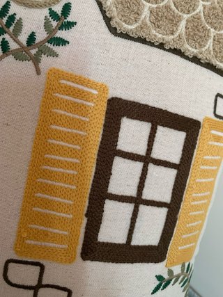 Funda Cojín Bordado Casita 40x35cm Lino