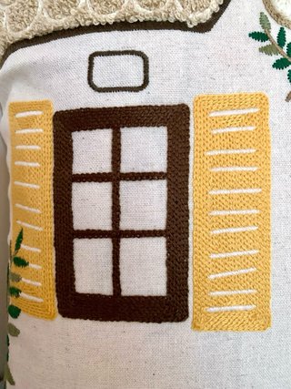 Funda Cojín Bordado Casita 40x35cm Lino