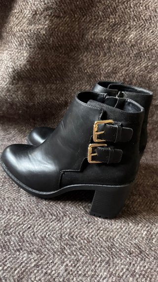 Botines ZARA hebillas doradas