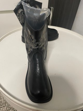 Botas vaqueras negras con bordado