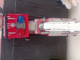 Camión de bomberos y tráiler de juguete