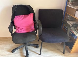 Sillas de oficina negras y rosas