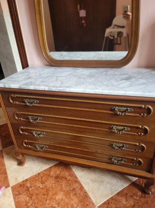 Cómoda de madera con espejo y mármol