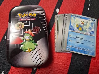 Tin Pokemon aperta con 22 carte in italiano