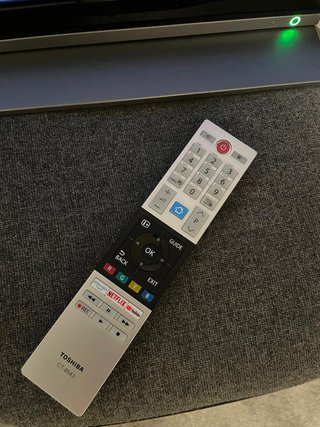 Smart TV Toshiba 32" Como Nueva + Mando Original