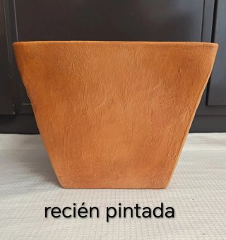 Última maceta terracota con relieve