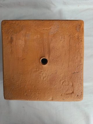 Última maceta terracota con relieve