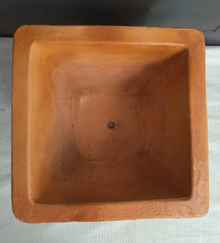 Última maceta terracota con relieve