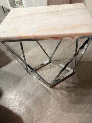 Mesa auxiliar diseño mármol y metal
