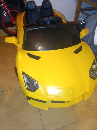 Coche eléctrico infantil amarillo