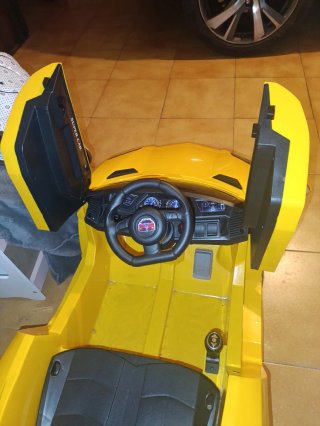 Coche eléctrico infantil amarillo