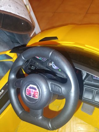 Coche eléctrico infantil amarillo