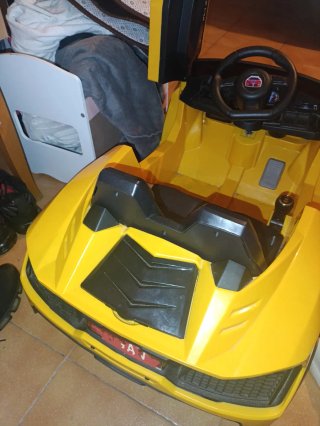 Coche eléctrico infantil amarillo